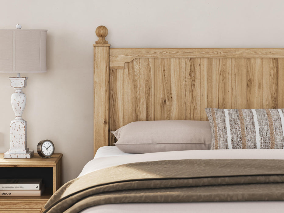 Aleaport King Panel Bed with Mirrored Dresser and Nightstand